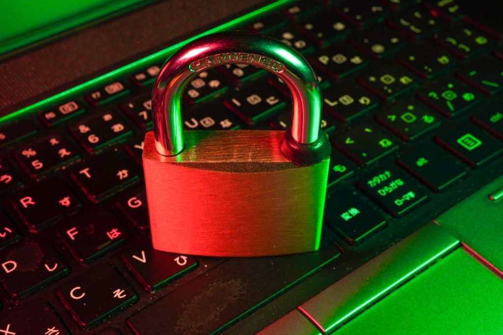 Candado rojo sobre teclado, simbolo de ciberseguridad frente a ciberdelitos con IA